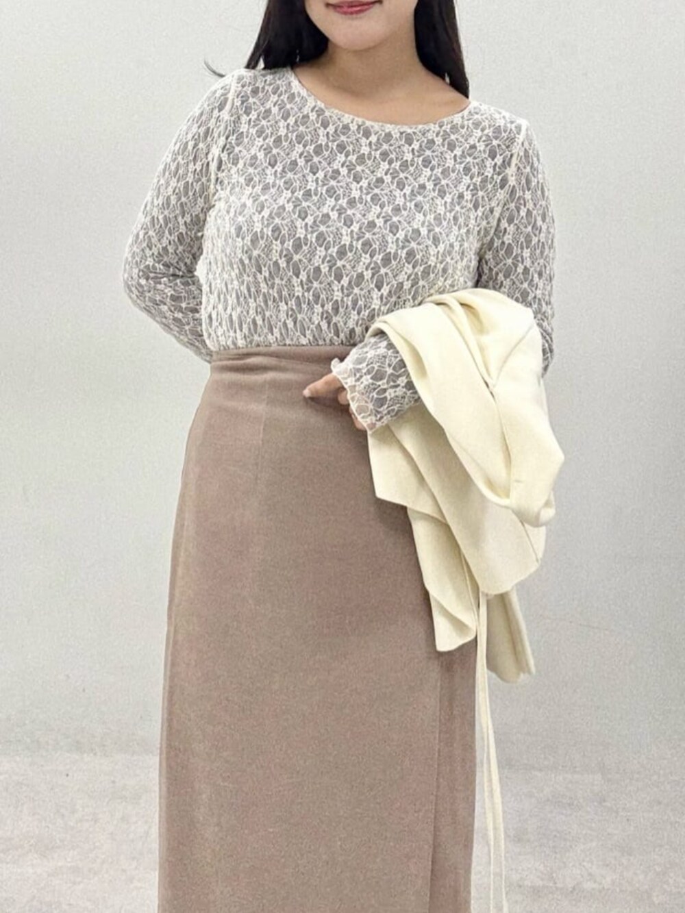 ブラウン系のスカート、グレー系のTシャツ/カットソー、ホワイト系のカーディガン/ボレロを着用したレディースの秋コーディネートの8枚目の写真