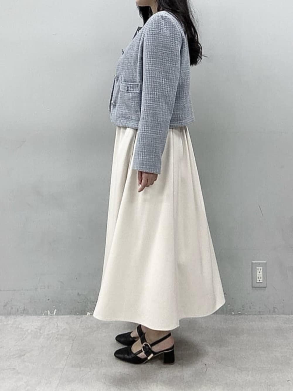 ホワイト系のワンピース、ブルー系のTシャツ/カットソーを着用したレディースの春コーディネートの2枚目の写真