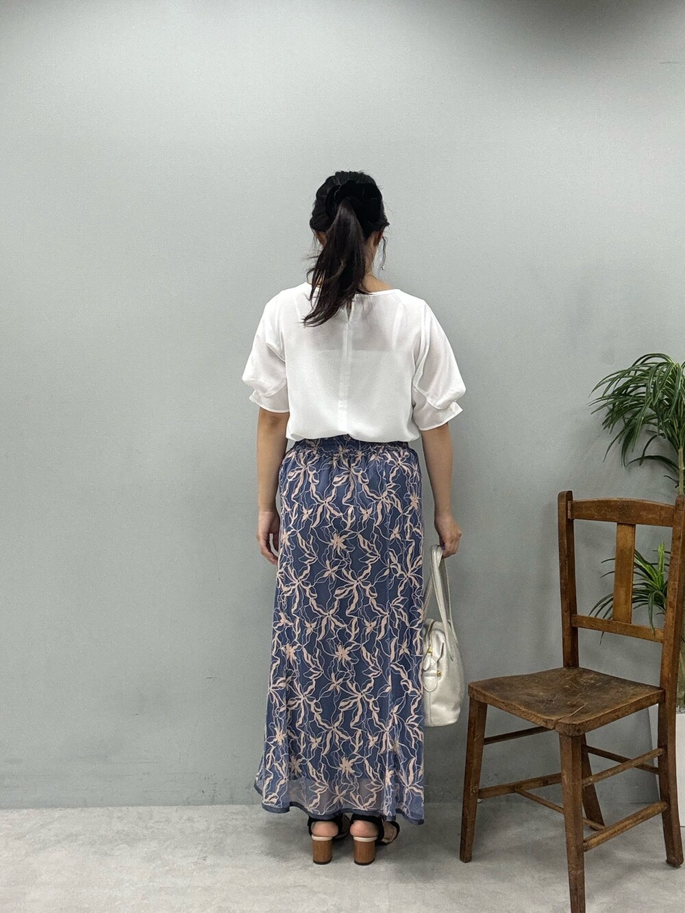 ホワイト系のシャツ/ブラウス、ブルー系のスカートを着用したレディースの春コーディネートの3枚目の写真