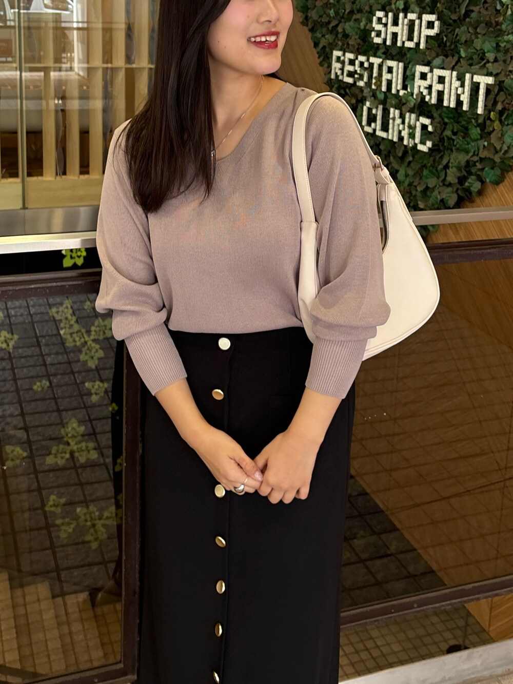 ベージュ系のニット/セーターを着用したレディースの春コーディネートの3枚目の写真