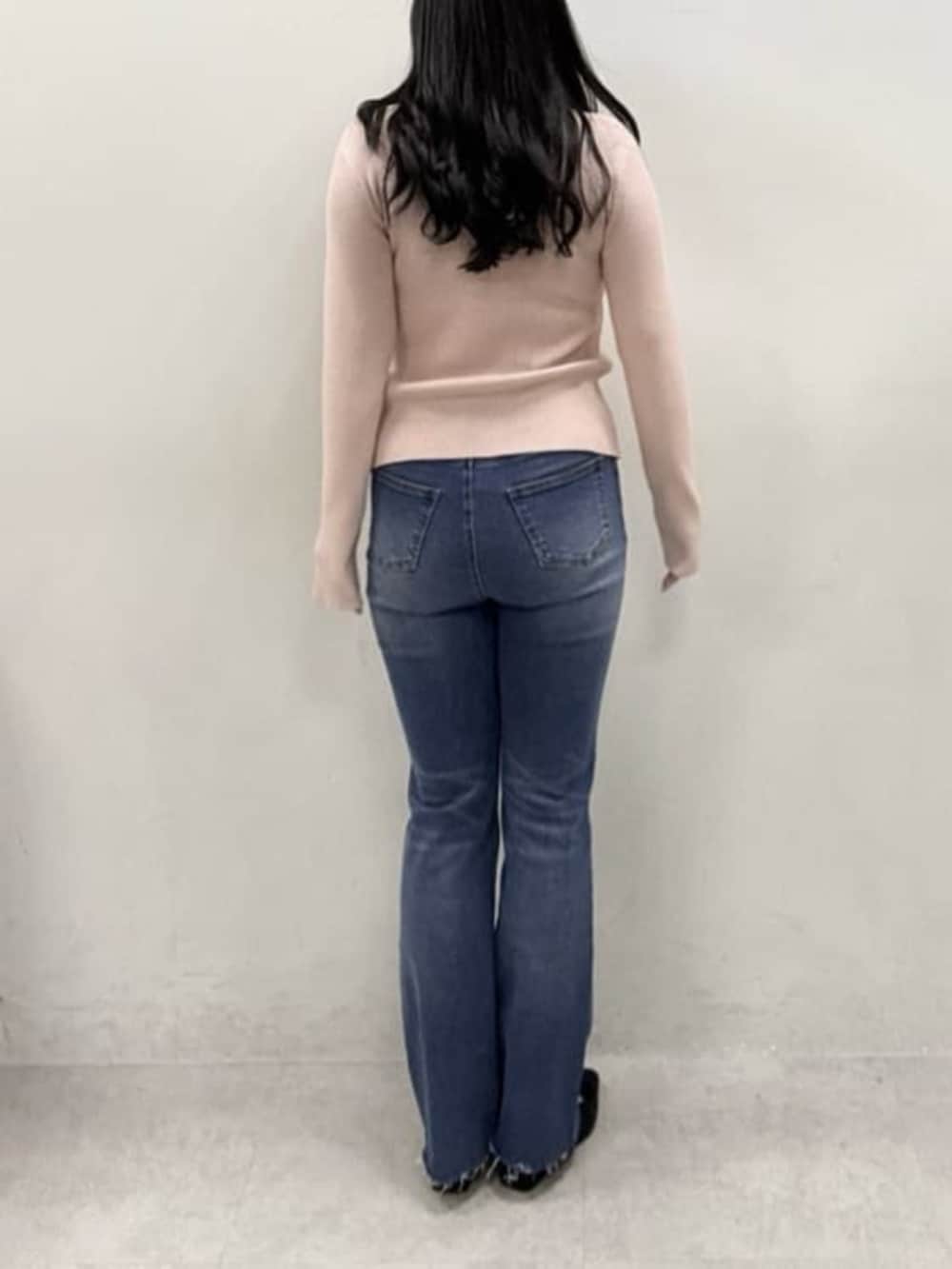 ブルー系のデニムパンツ、ブラック系のその他シューズ、ピンク系のニット/セーターを着用したレディースの冬コーディネートの3枚目の写真