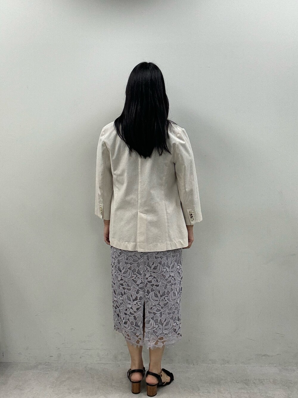 ベージュ系のブルゾン、ブルー系のスカート、ブラック系のニット/セーターを着用したレディースの春コーディネートの3枚目の写真
