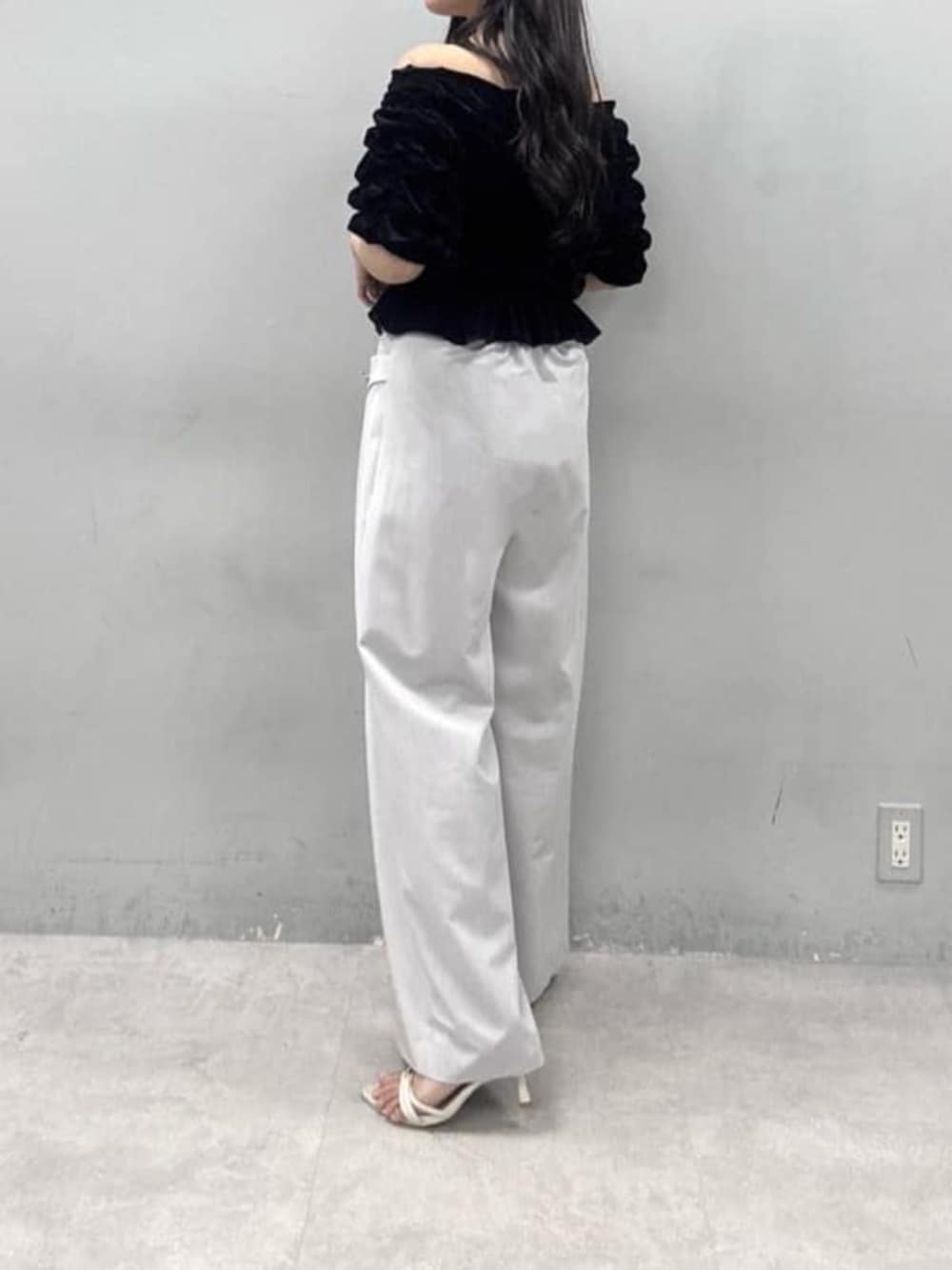 ブラック系のTシャツ/カットソー、グレー系のその他パンツを着用したレディースの夏コーディネートの2枚目の写真