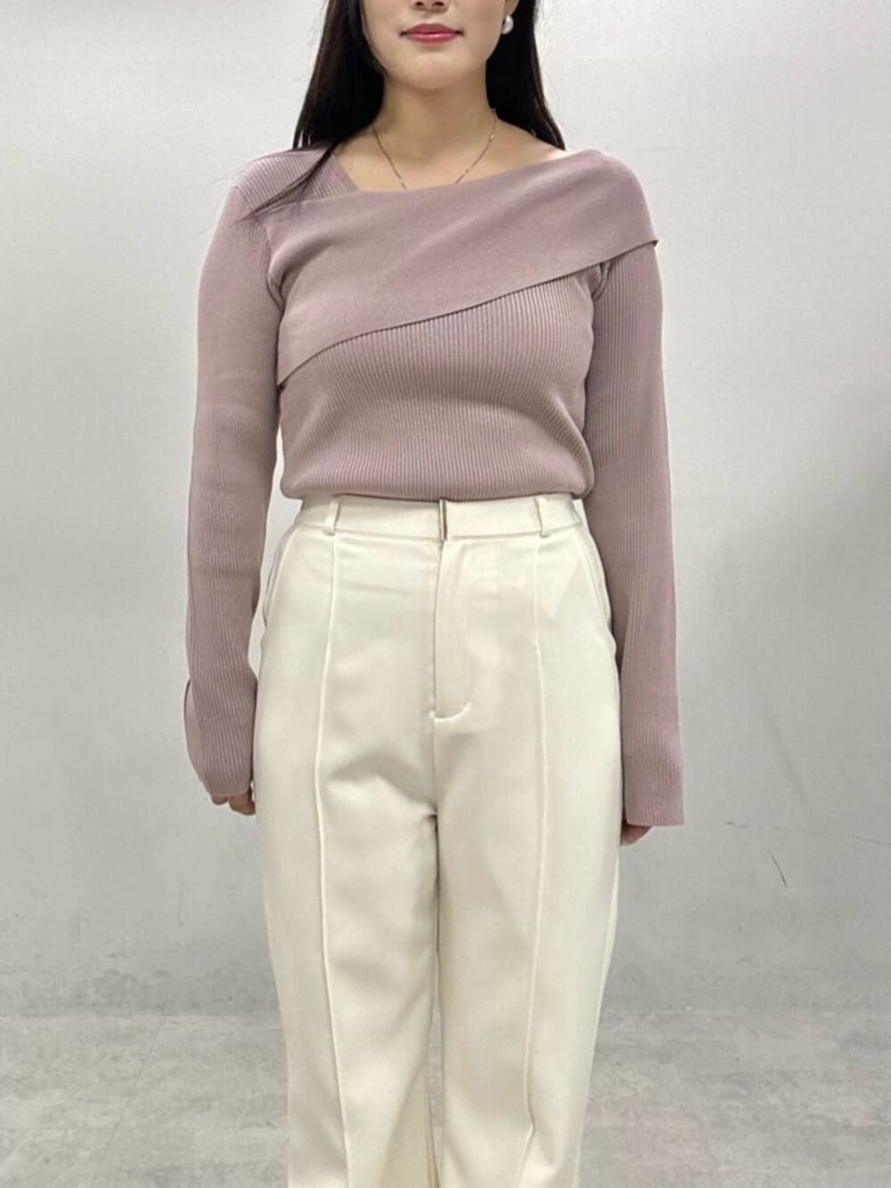 ホワイト系のその他パンツ、ベージュ系のニット/セーターを着用したレディースの夏コーディネートの4枚目の写真