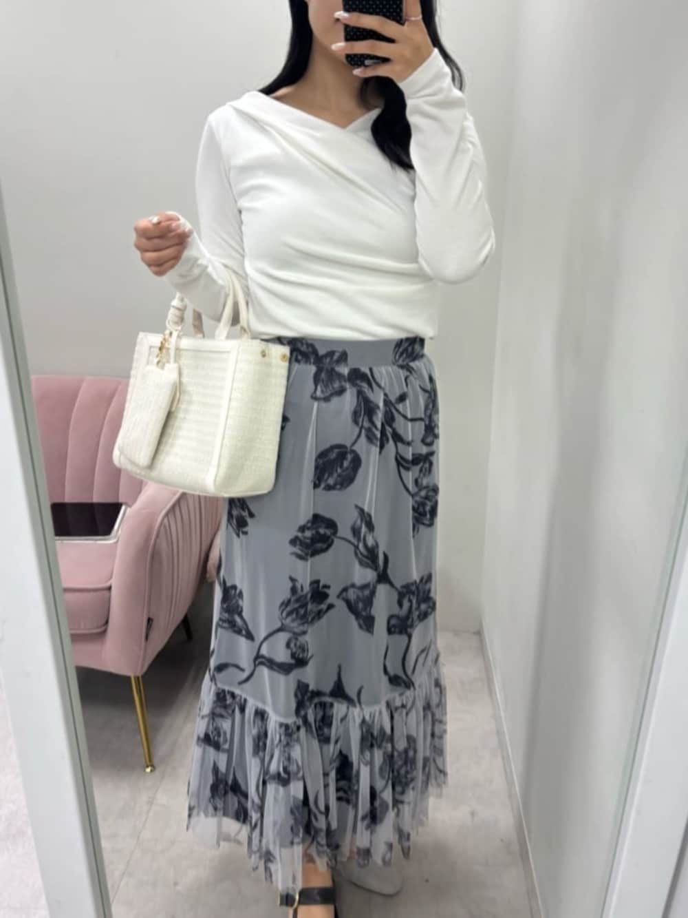 ホワイト系のハンドバッグ、グレー系のサンダル、ホワイト系のニット/セーターを着用したレディースの冬コーディネートの3枚目の写真