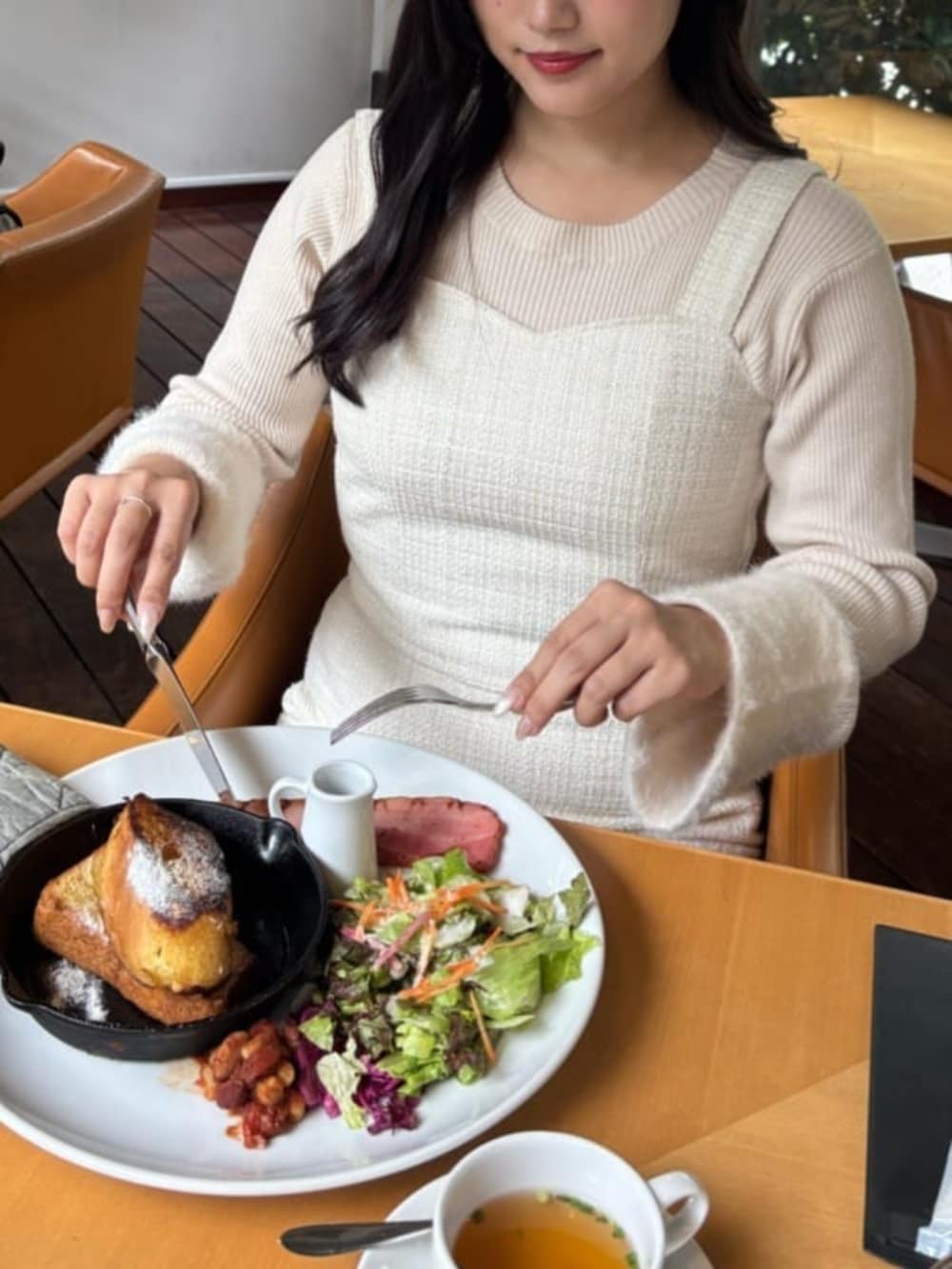 ブラック系のブーツ、ホワイト系のシャツ/ブラウス、ホワイト系のスカートを着用したレディースの秋コーディネートの2枚目の写真