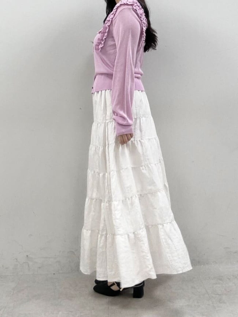 ホワイト系のスカート、ピンク系のカーディガン/ボレロを着用したレディースの冬コーディネートの2枚目の写真