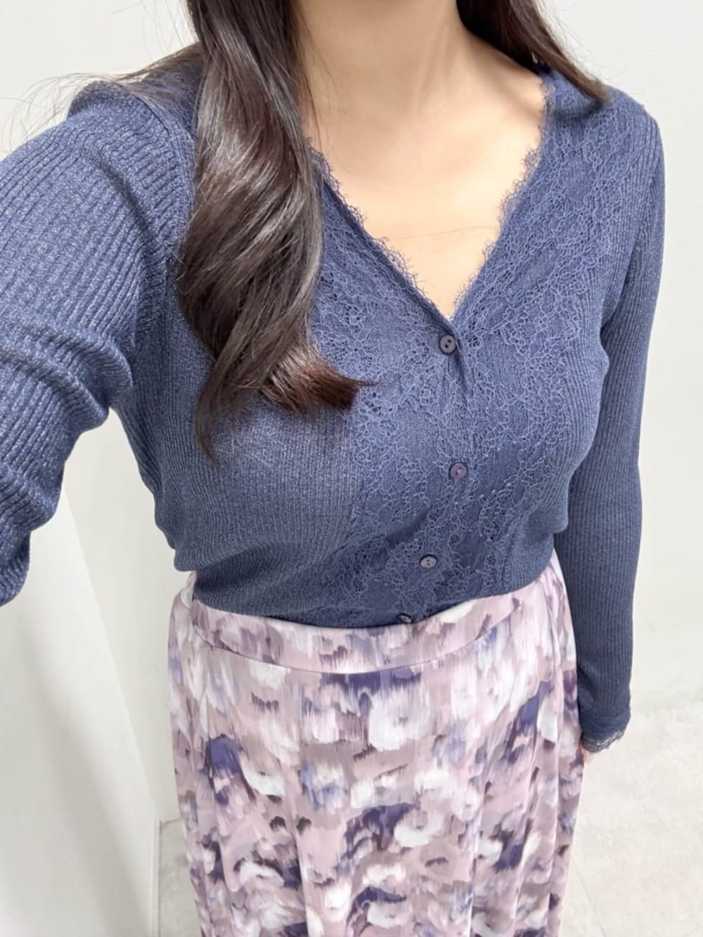 ピンク系のスカート、ブラック系のサンダル、ブルー系のカーディガン/ボレロを着用したレディースの冬コーディネートの5枚目の写真