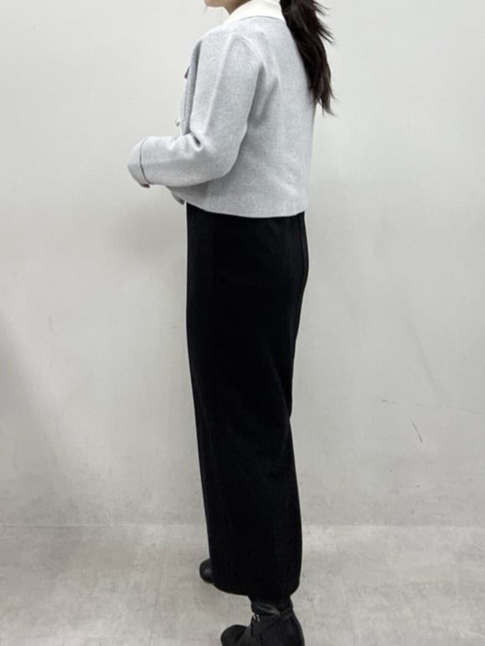 グレー系のカーディガン/ボレロ、ブラック系のワンピース、ホワイト系のトートバッグを着用したレディースの冬コーディネートの4枚目の写真