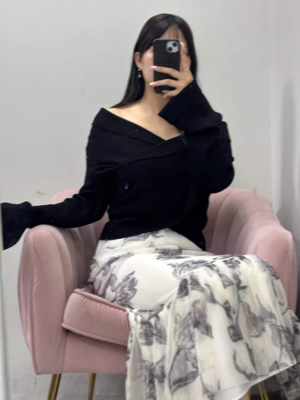 ブルー系のデニムパンツ、ブラック系のニット/セーターを着用したレディースの春コーディネートの4枚目の写真