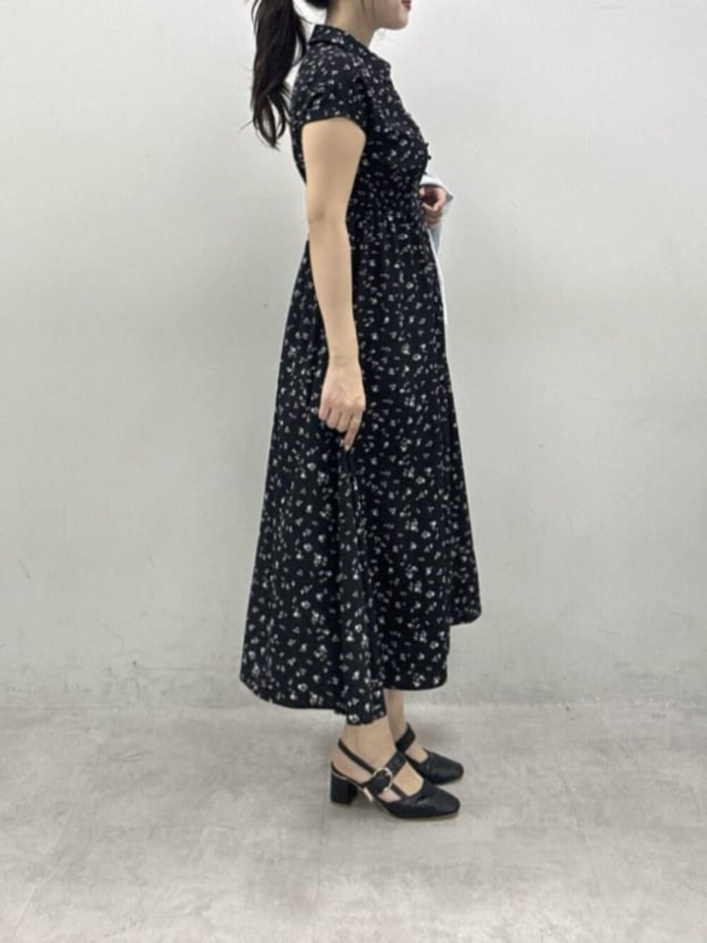 ブルー系のニット/セーター、その他のワンピースを着用したレディースの春コーディネートの3枚目の写真