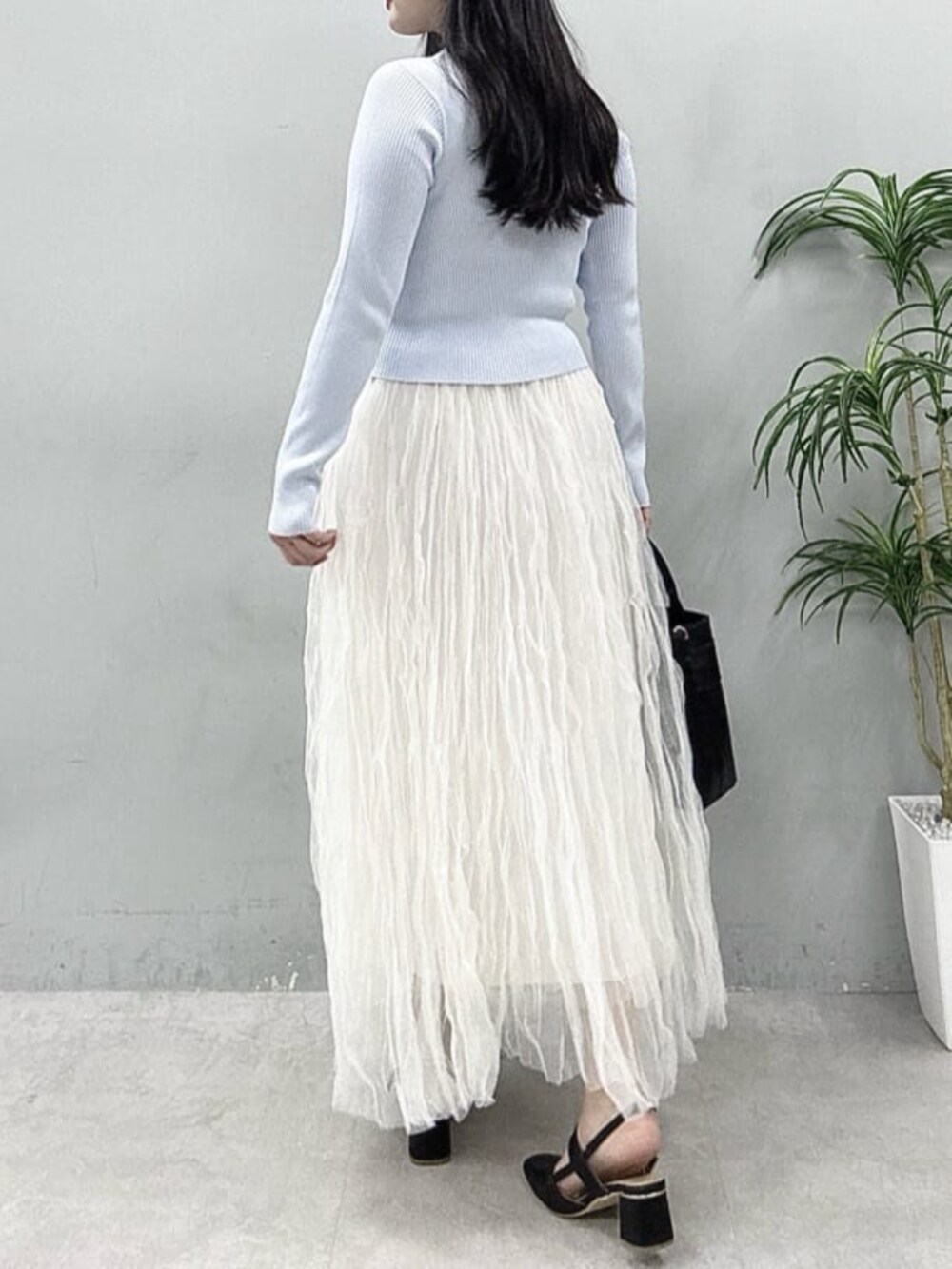 ホワイト系のスカート、ブルー系のカーディガン/ボレロを着用したレディースの春コーディネートの4枚目の写真