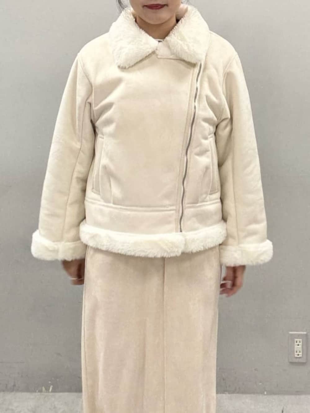 グレー系のシャツ/ブラウス、ベージュ系のスカート、ホワイト系のブルゾンを着用したレディースの秋コーディネートの6枚目の写真