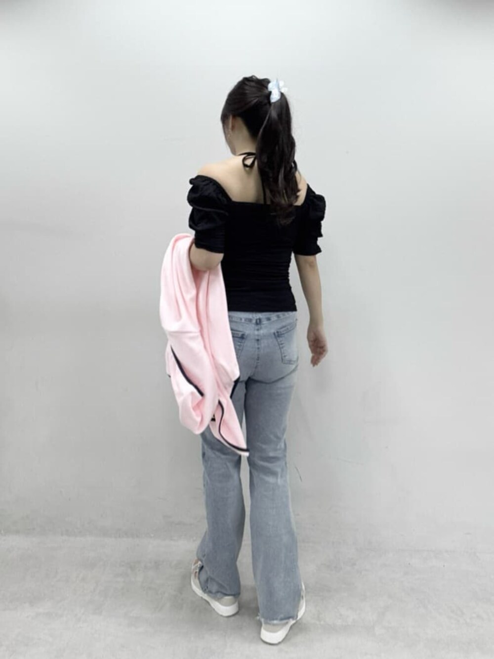 ブルー系のデニムパンツ、ブラック系の水着、ピンク系のタオルを着用したレディースの春コーディネートの5枚目の写真