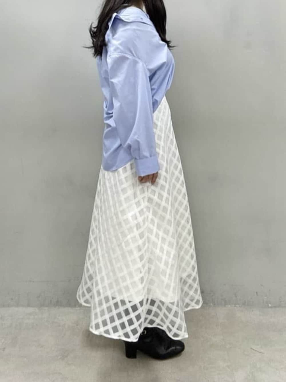 ブルー系のシャツ/ブラウス、ホワイト系のスカートを着用したレディースの冬コーディネートの2枚目の写真