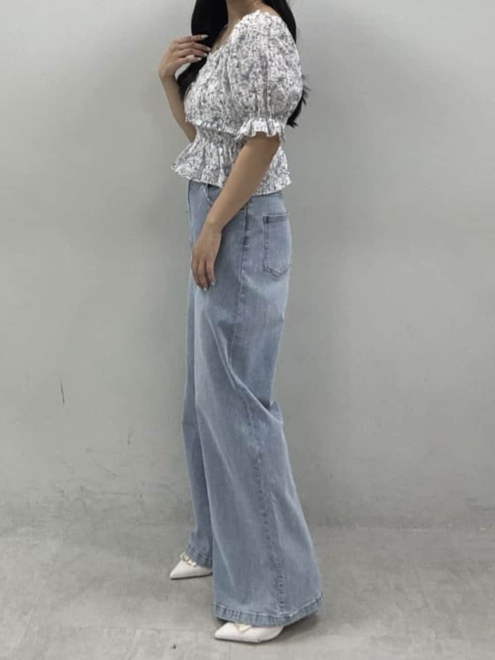 その他のシャツ/ブラウス、ブルー系のデニムパンツを着用したレディースの夏コーディネートの2枚目の写真