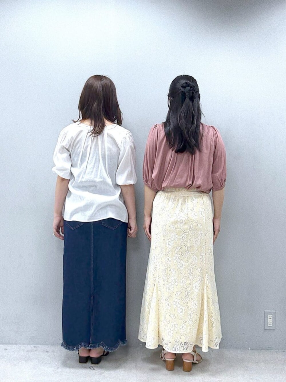 ホワイト系のシャツ/ブラウス、ピンク系のシャツ/ブラウス、ブルー系のスカートを着用したレディースの春コーディネートの3枚目の写真