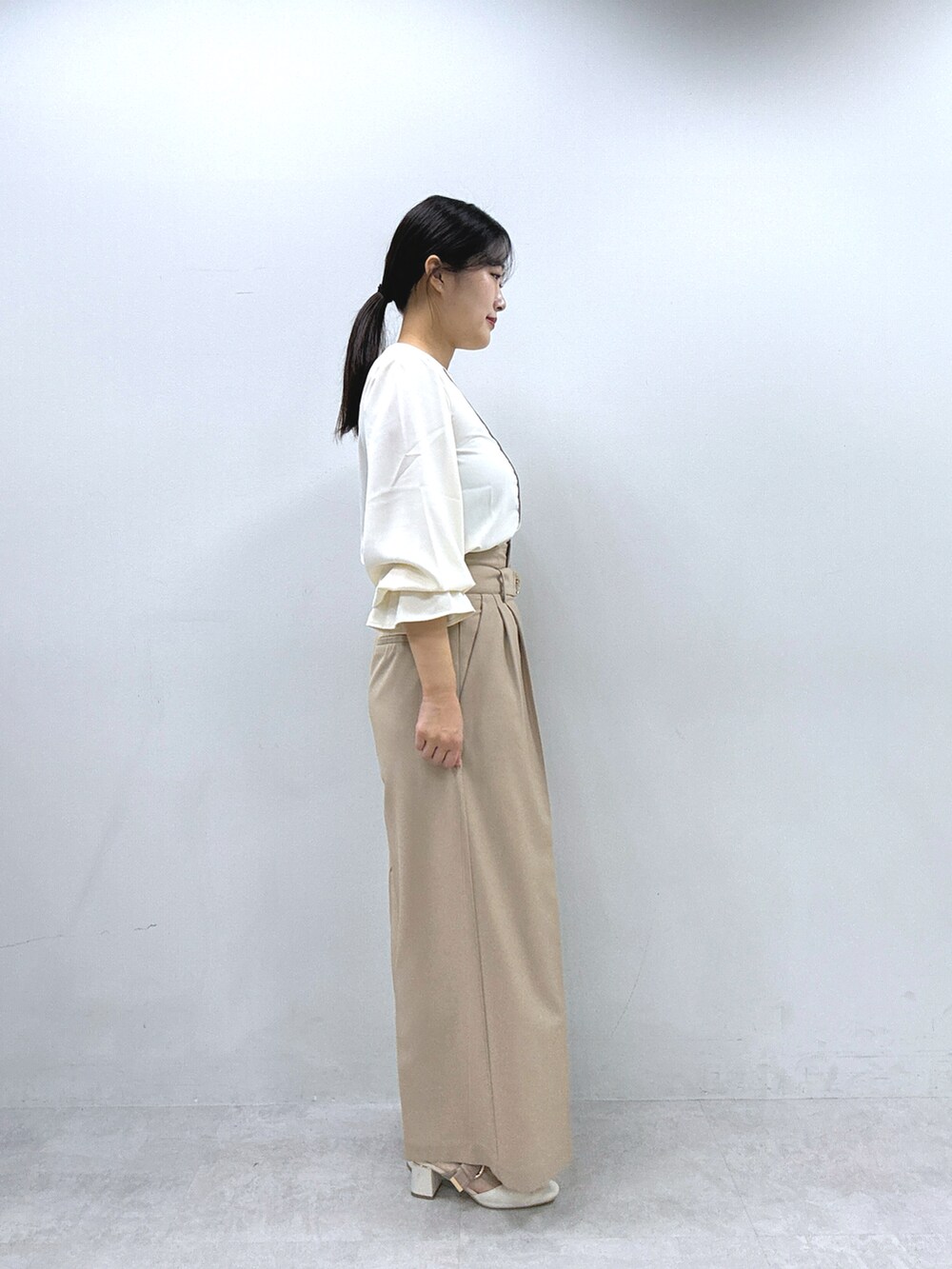 ベージュ系のその他パンツ、ベージュ系のシャツ/ブラウスを着用したレディースの冬コーディネートの2枚目の写真