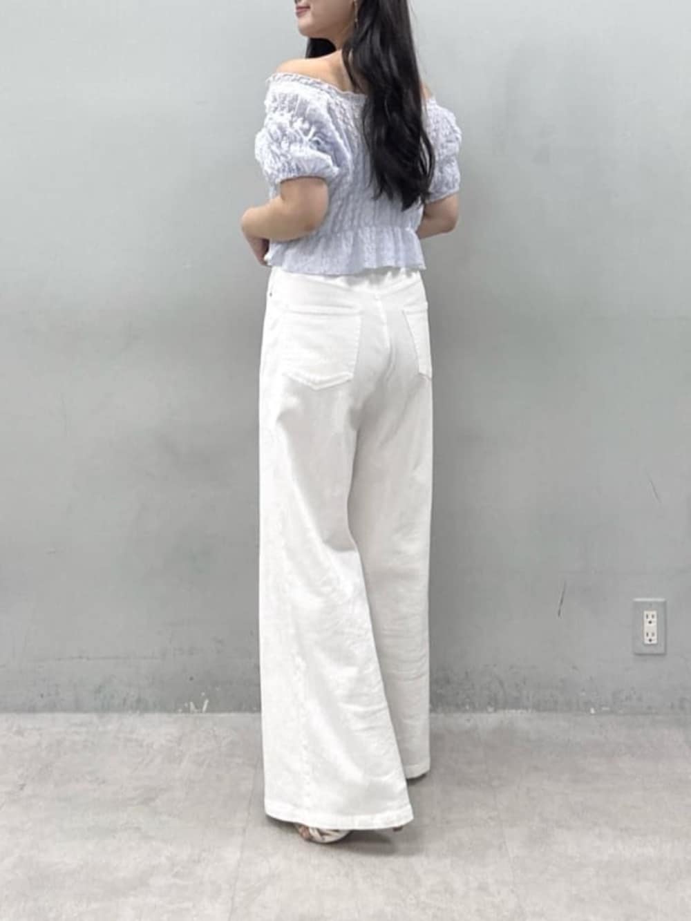 ホワイト系のデニムパンツ、ブルー系のシャツ/ブラウスを着用したレディースの夏コーディネートの2枚目の写真