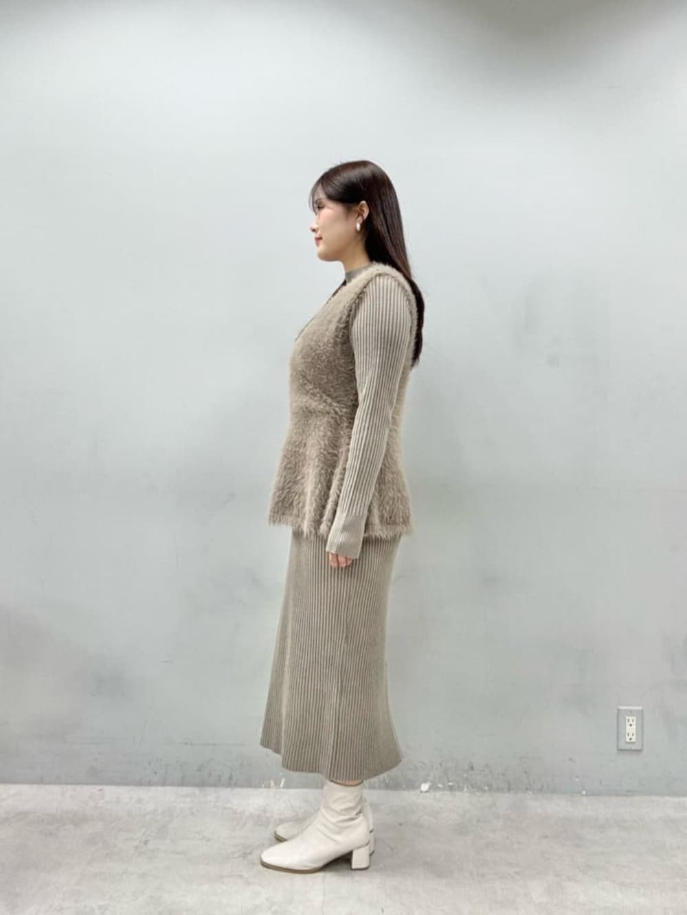 ブラウン系のワンピースを着用したレディースの秋コーディネートの2枚目の写真