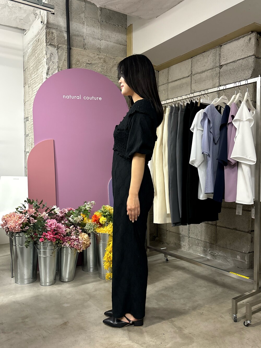 ブラック系のその他パンツを着用したレディースの春コーディネートの2枚目の写真