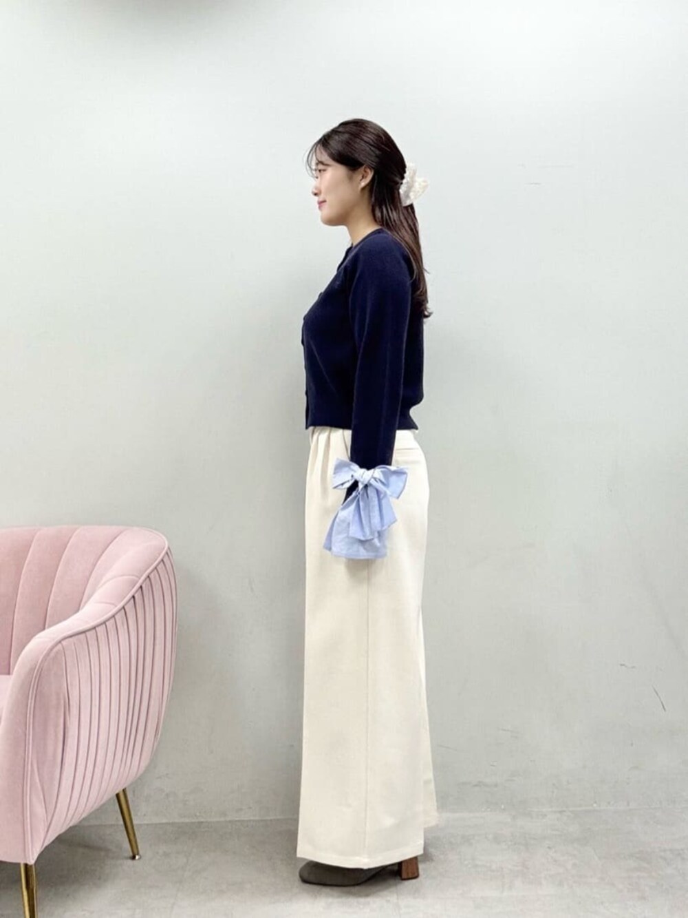 ホワイト系のその他パンツ、ブルー系のカーディガン/ボレロを着用したレディースの秋コーディネートの2枚目の写真