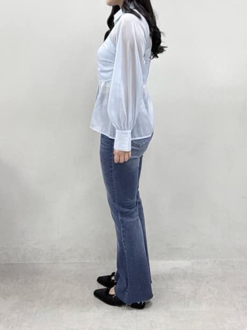 ブルー系のデニムパンツ、ブラック系のその他シューズ、ブルー系のシャツ/ブラウスを着用したレディースの冬コーディネートの2枚目の写真