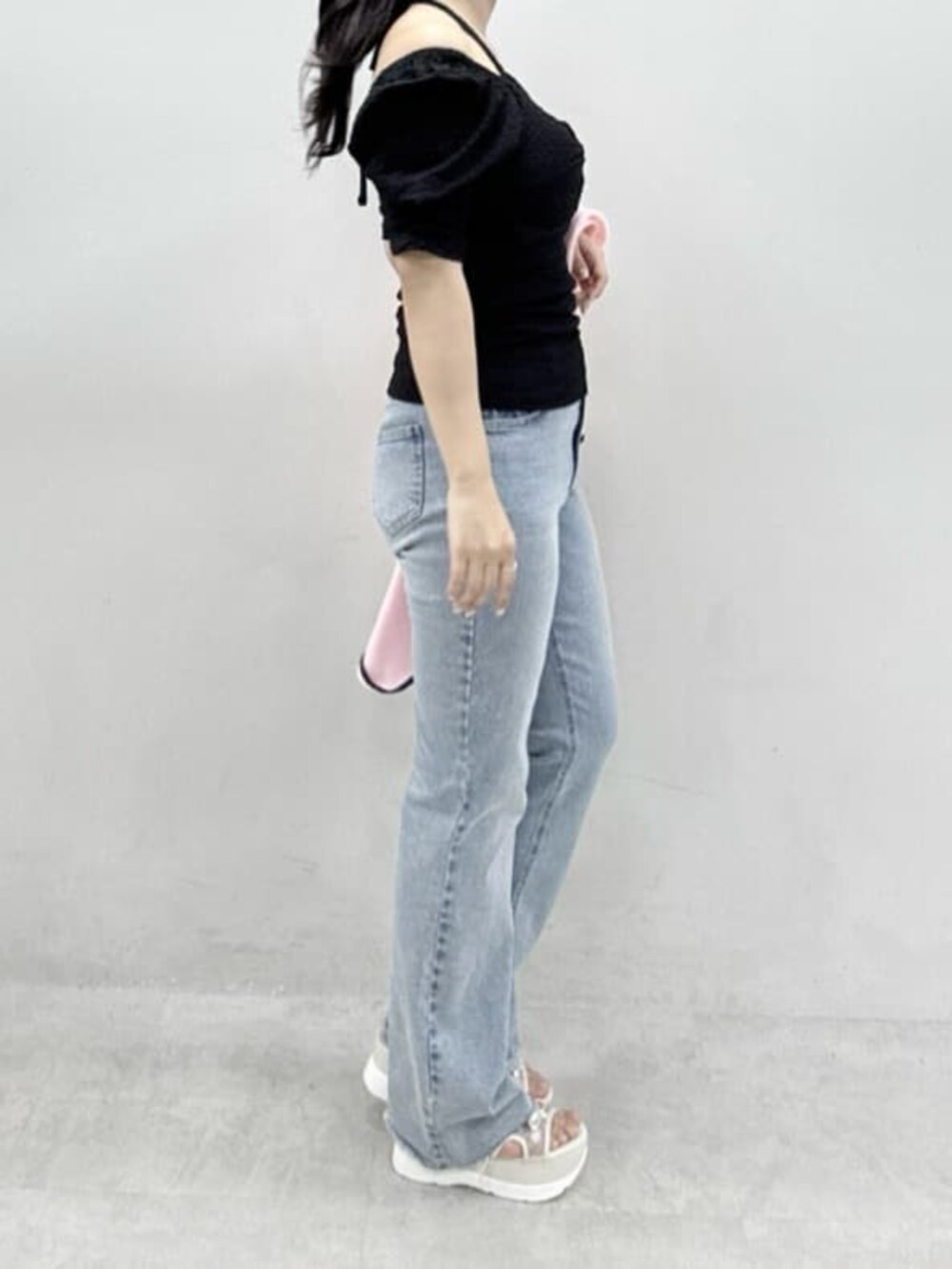 ブルー系のデニムパンツ、ブラック系の水着、ピンク系のタオルを着用したレディースの春コーディネートの4枚目の写真