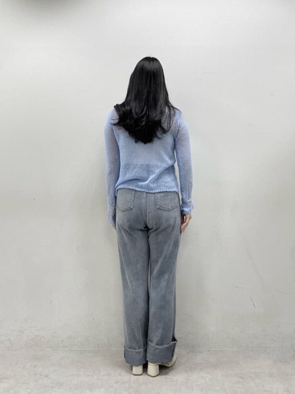 ブルー系のカーディガン/ボレロを着用したレディースの冬コーディネートの3枚目の写真