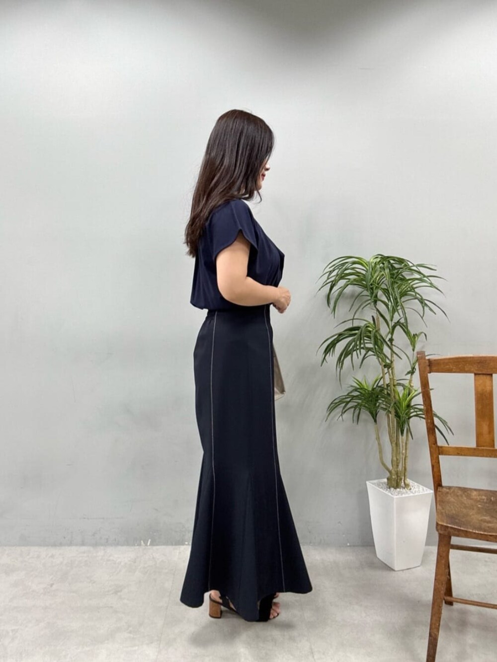 ブルー系のスカート、ブルー系のシャツ/ブラウスを着用したレディースの夏コーディネートの3枚目の写真