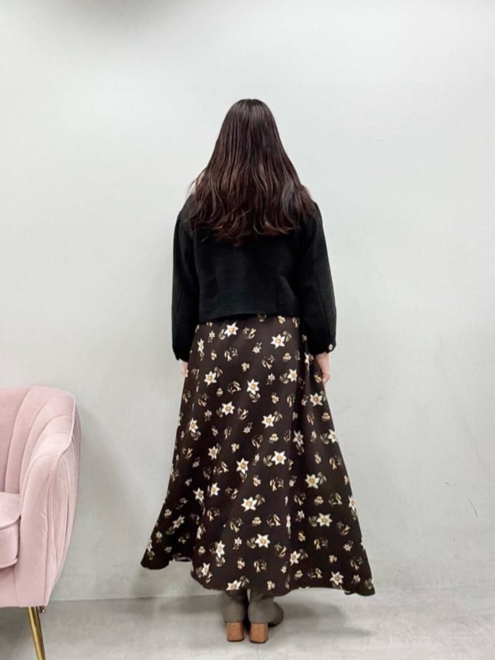 ブラウン系のスカート、ホワイト系のシャツ/ブラウス、ブラック系のその他アウターを着用したレディースの秋コーディネートの3枚目の写真