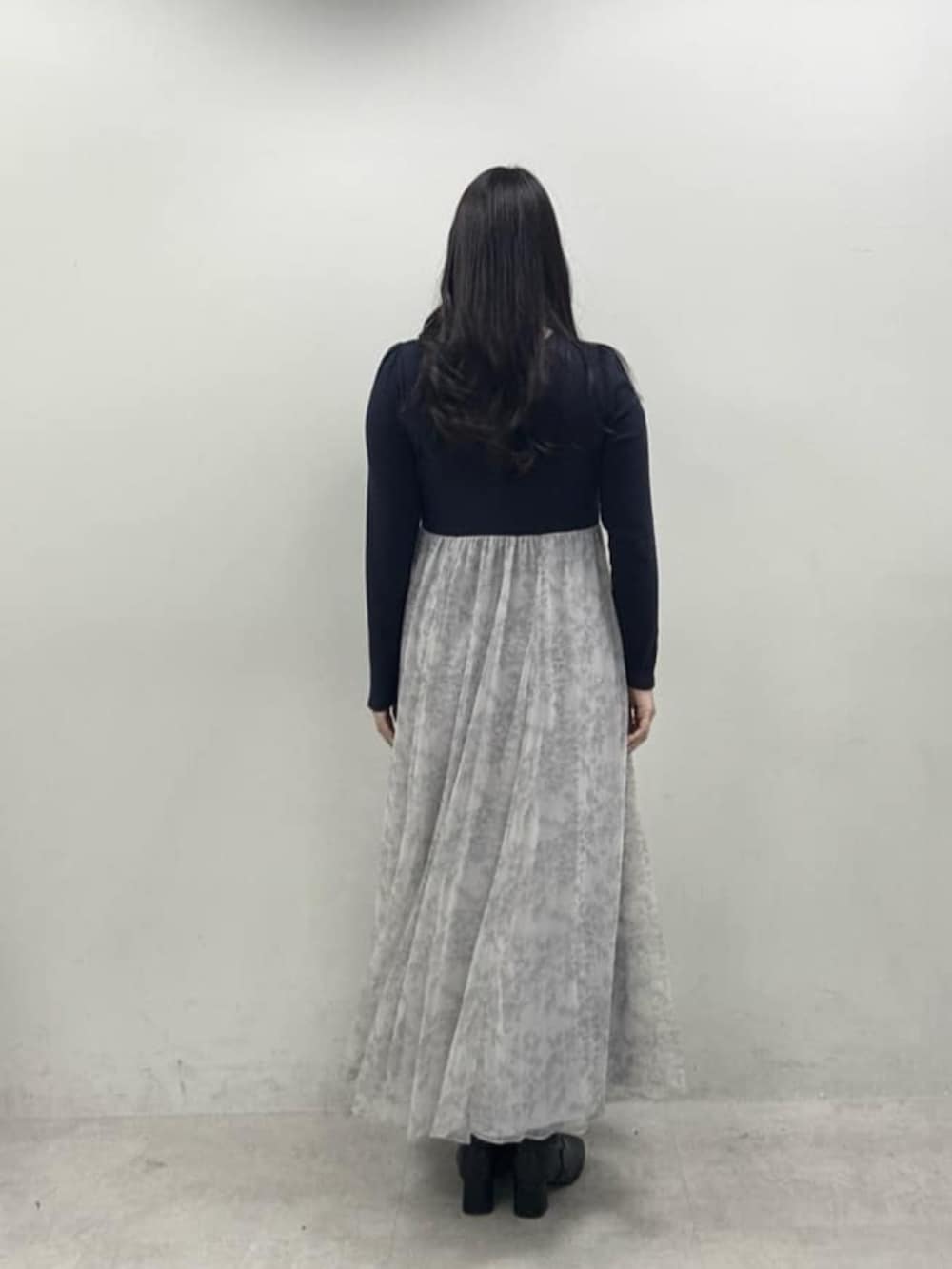 ブルー系のワンピースを着用したレディースの冬コーディネートの3枚目の写真