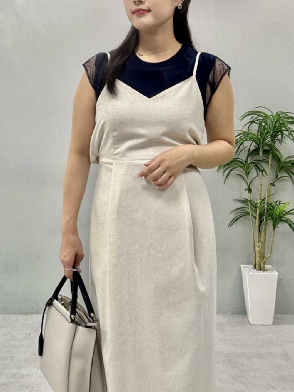 ホワイト系のワンピース、ブルー系のニット/セーターを着用したレディースの夏コーディネートの4枚目の写真