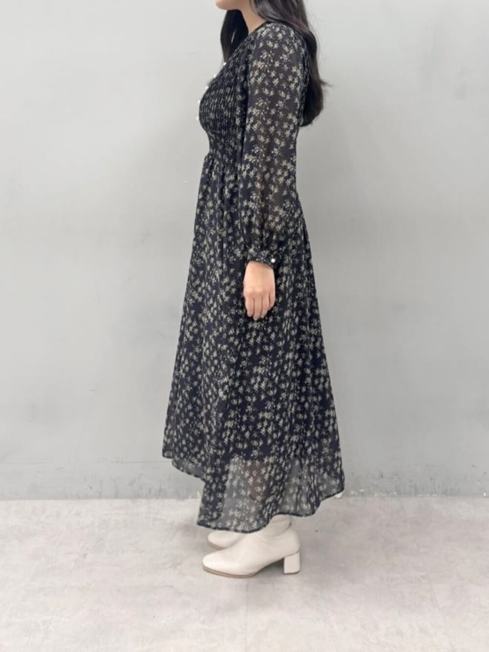 その他のワンピースを着用したレディースの冬コーディネートの2枚目の写真