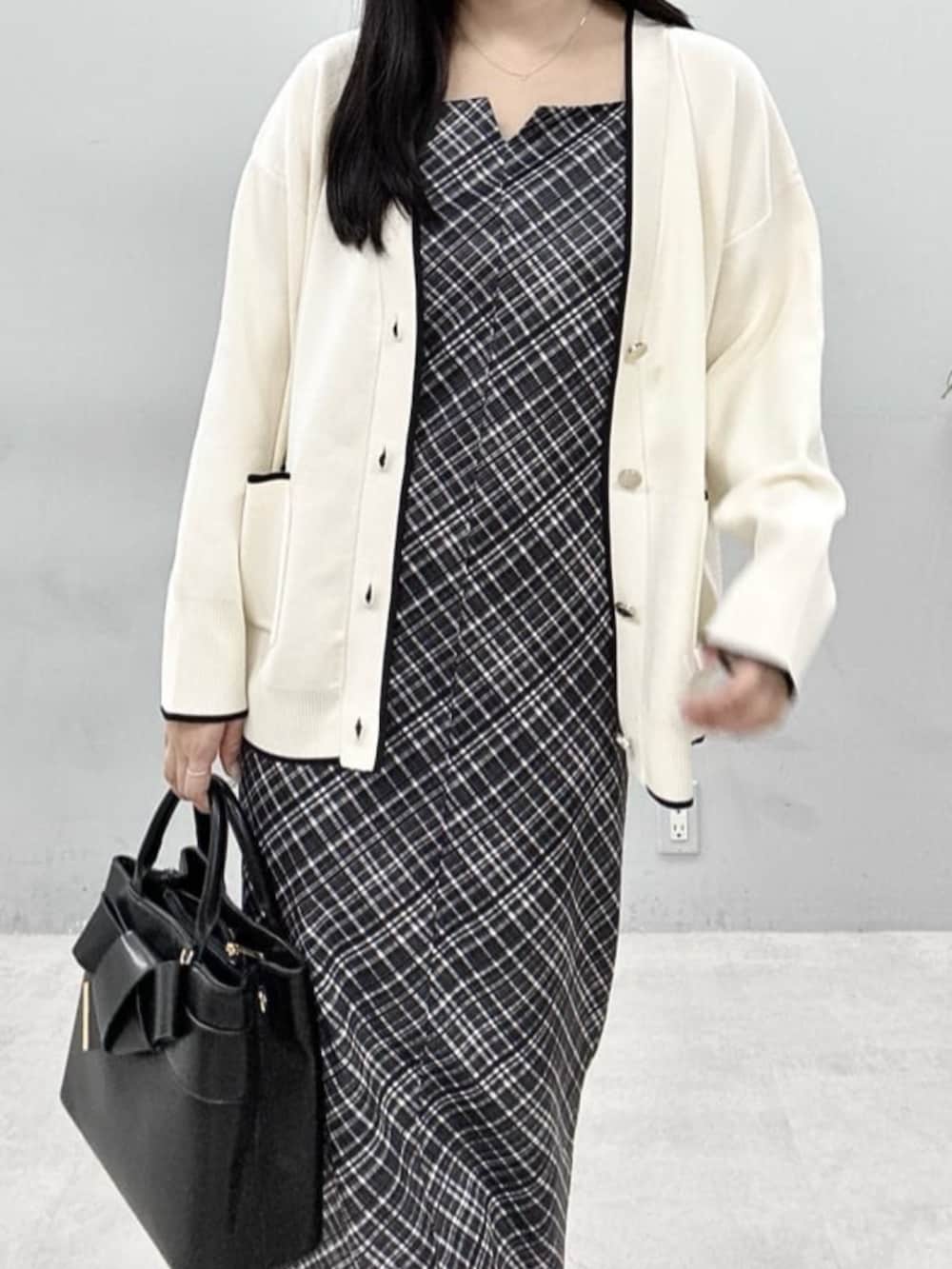 ブラック系のショルダーバッグ、その他のワンピース、ホワイト系のカーディガン/ボレロを着用したレディースの春コーディネートの4枚目の写真