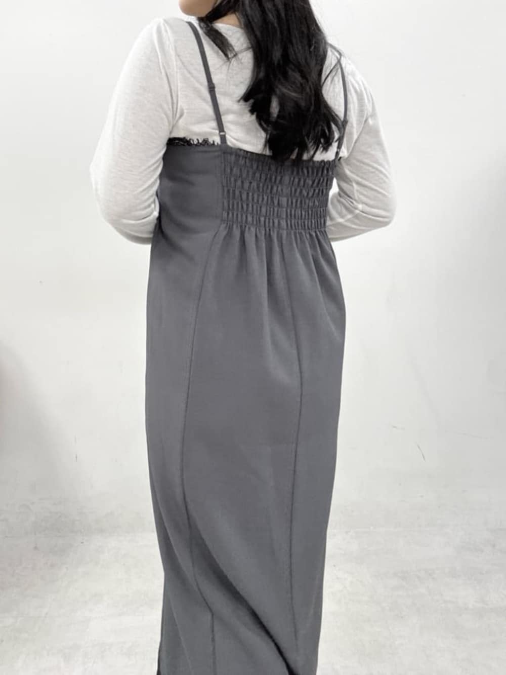 ホワイト系のテーラードジャケット、ホワイト系のハンドバッグ、グレー系のサンダルを着用したレディースの冬コーディネートの7枚目の写真