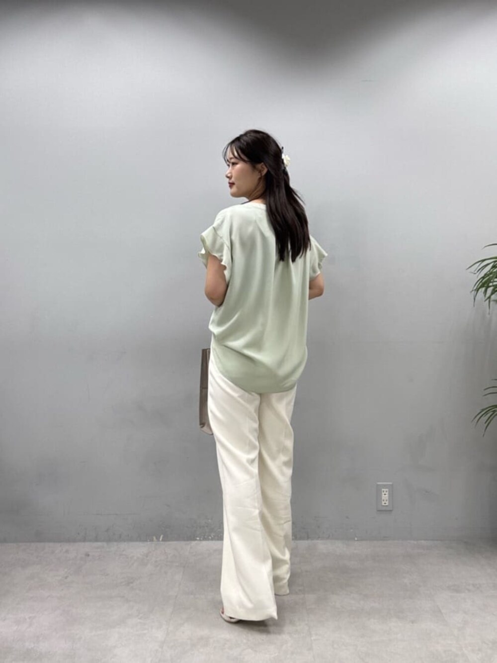 ホワイト系のその他パンツ、グリーン系のシャツ/ブラウスを着用したレディースの夏コーディネートの3枚目の写真