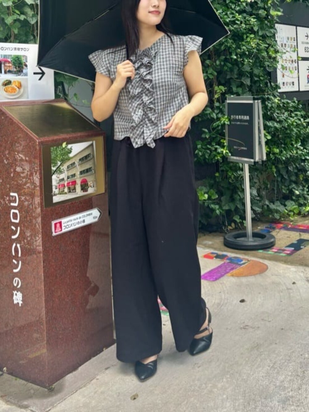 ブラック系のその他パンツ、その他のシャツ/ブラウスを着用したレディースの夏コーディネートの2枚目の写真