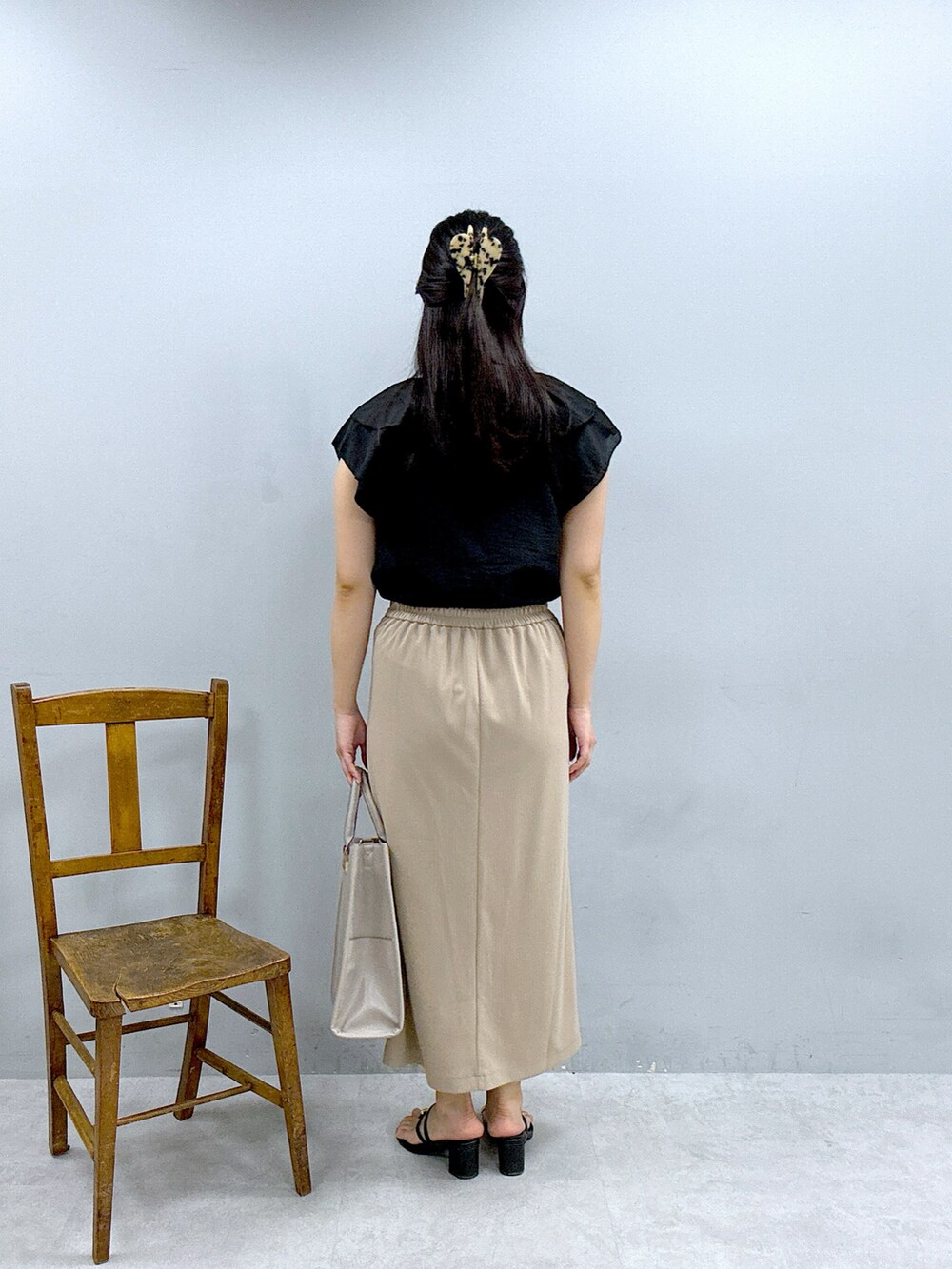 ホワイト系のショルダーバッグ、ブラック系のシャツ/ブラウスを着用したレディースの春コーディネートの3枚目の写真