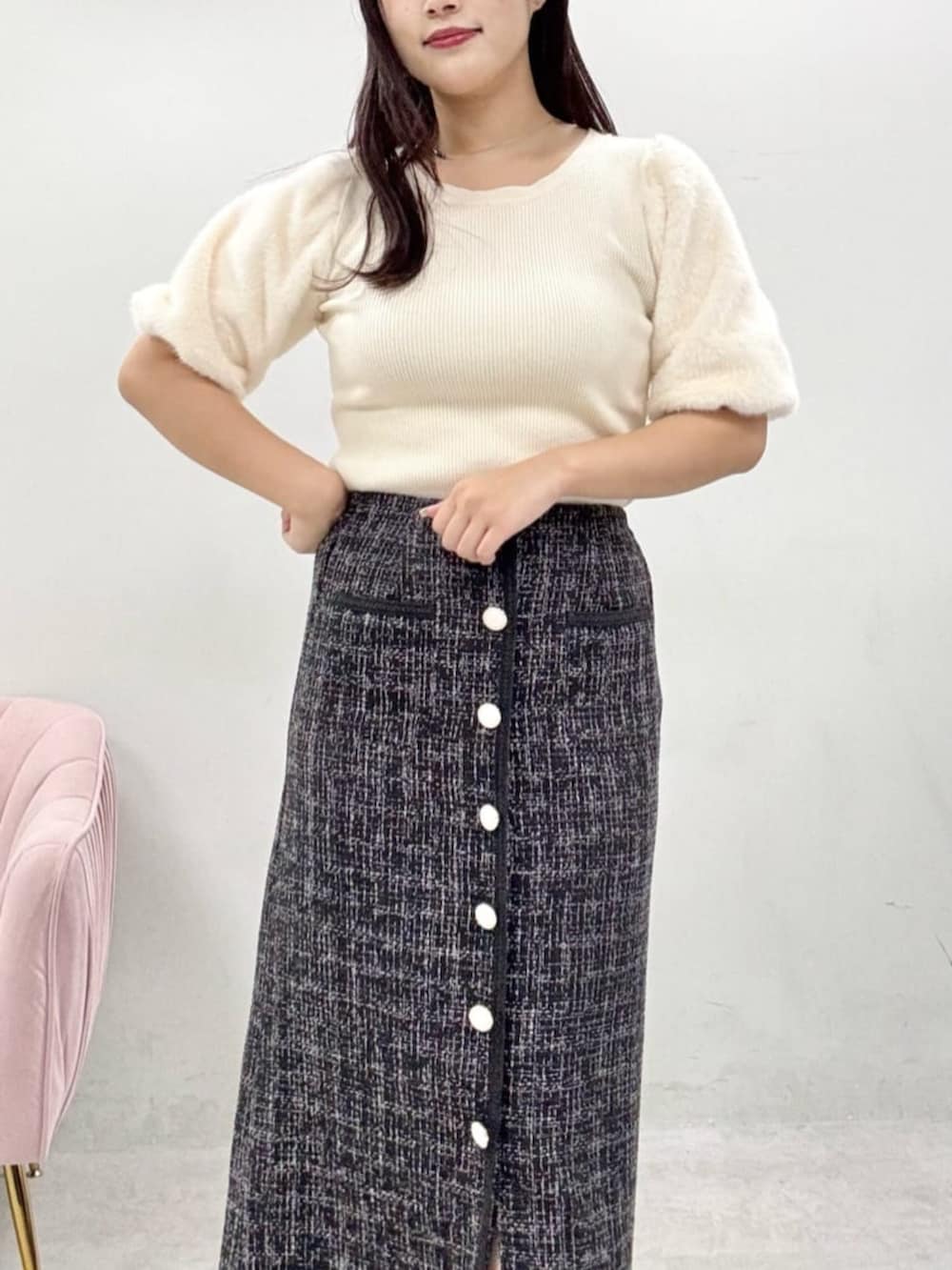 ブラック系のスカート、ホワイト系のニット/セーターを着用したレディースの秋コーディネートの4枚目の写真
