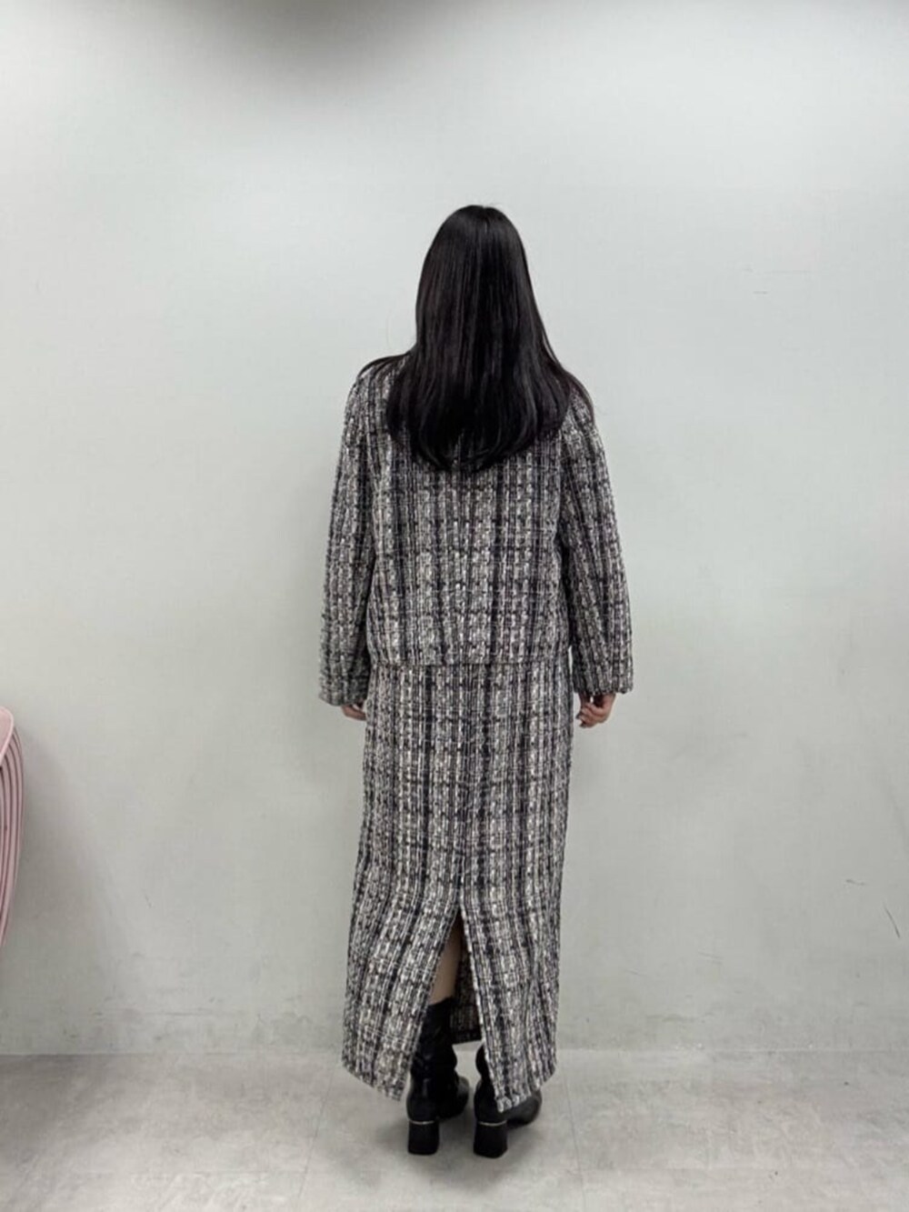 グレー系のスカート、グレー系のノーカラージャケット、ブルー系のシャツ/ブラウスを着用したレディースの秋コーディネートの4枚目の写真