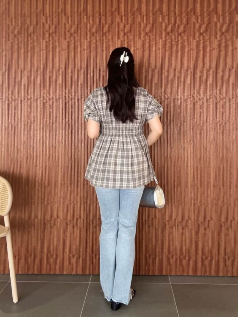 ブルー系のデニムパンツ、その他のシャツ/ブラウスを着用したレディースの春コーディネートの3枚目の写真