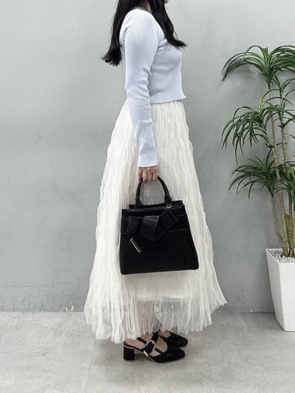 ホワイト系のスカート、ブルー系のカーディガン/ボレロを着用したレディースの春コーディネートの3枚目の写真