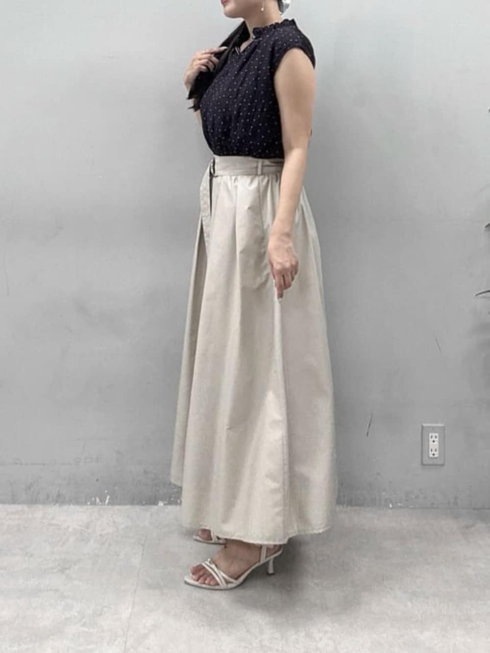 その他のシャツ/ブラウス、ベージュ系のスカートを着用したレディースの夏コーディネートの2枚目の写真