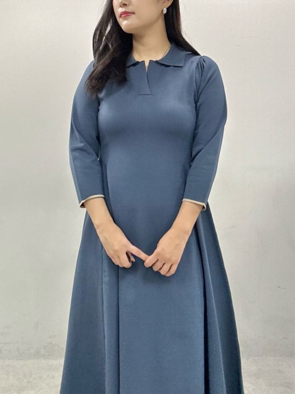 ブルー系のワンピースを着用したレディースの夏コーディネートの4枚目の写真