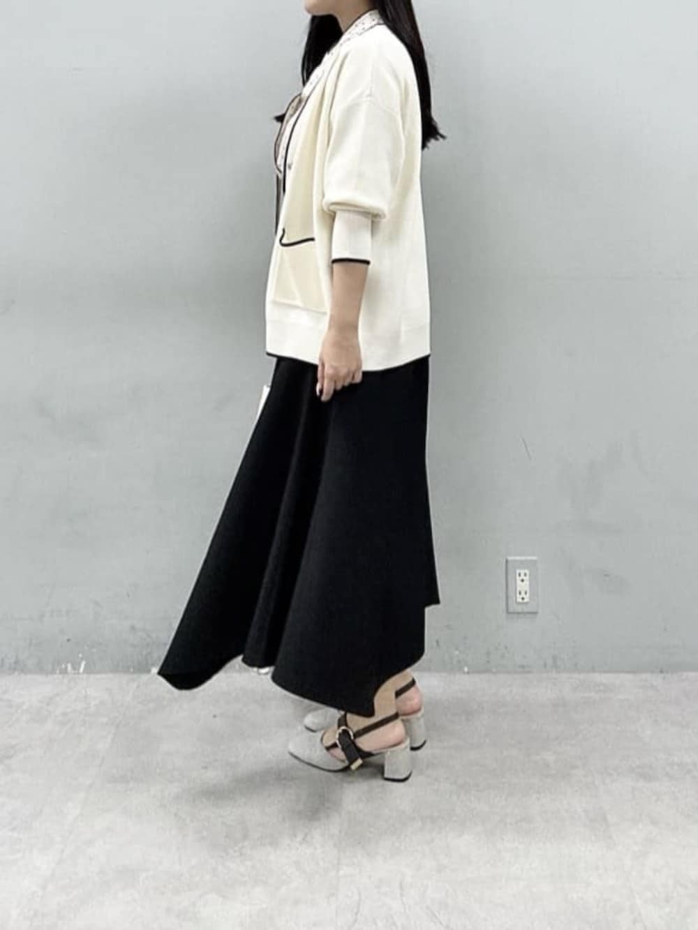 ホワイト系のカーディガン/ボレロ、その他のシャツ/ブラウス、ブラック系のスカートを着用したレディースの春コーディネートの3枚目の写真