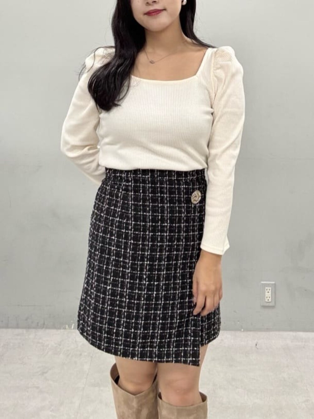 その他のスカート、ブラウン系のブーツ、ホワイト系のTシャツ/カットソーを着用したレディースの秋コーディネートの3枚目の写真