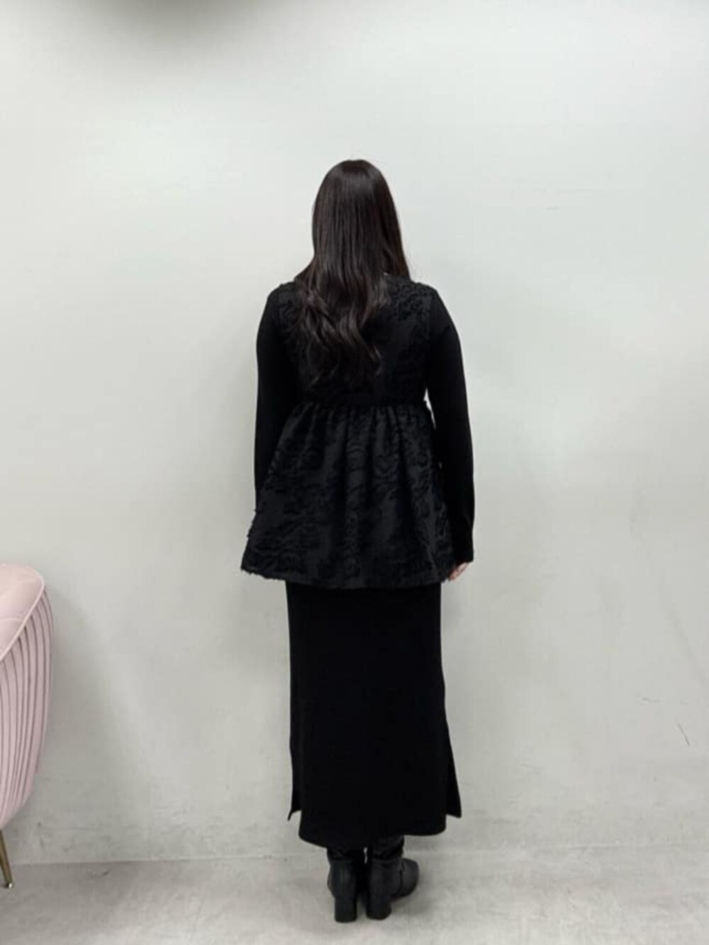ブラック系のワンピースを着用したレディースの冬コーディネートの3枚目の写真
