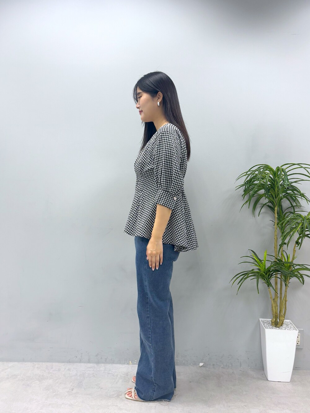 その他のシャツ/ブラウスを着用したレディースの春コーディネートの2枚目の写真