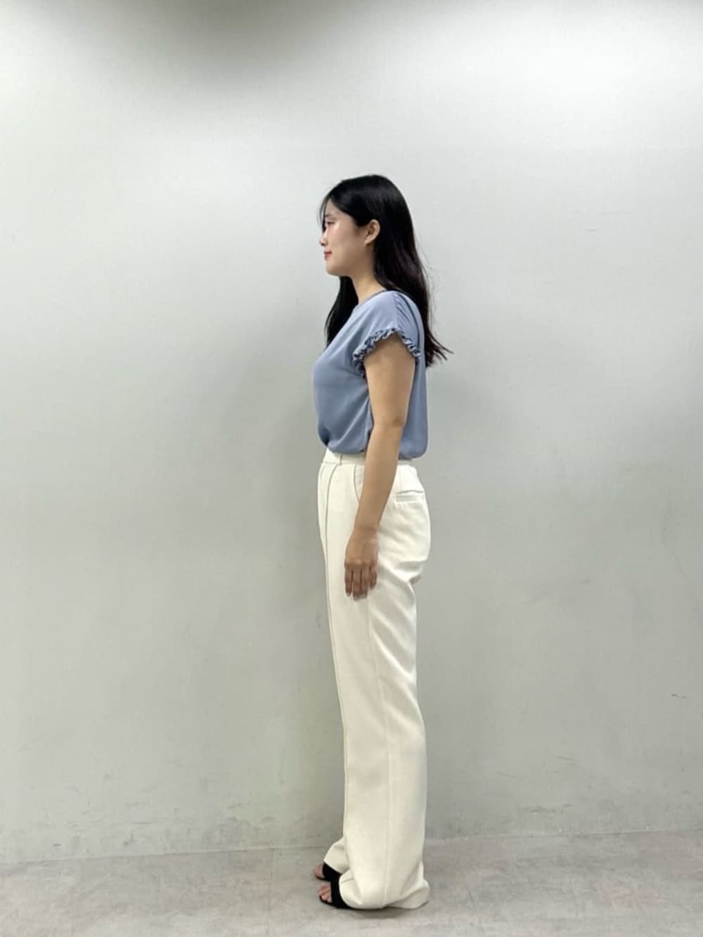 ホワイト系のその他パンツ、ブルー系のシャツ/ブラウスを着用したレディースの夏コーディネートの2枚目の写真